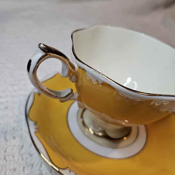 Royal Albert Teacup and Saucer YELLOW GOLD Pattern/Trim Flowers RARE Vintage - Picture 3 of 15